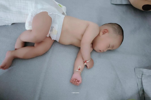 深圳宝宝拍嗝的正确方法
